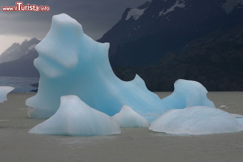 Immagine Un caratteristico iceberg color blu al Parco Nazionale Torres del Paine, Puerto Natales, Cile.