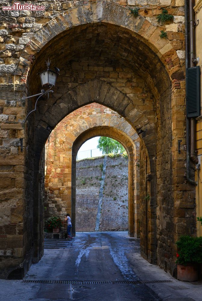Immagine Un caratteristico scorcio fotografico nel cuore di Montepulciano, Toscana, Italia.