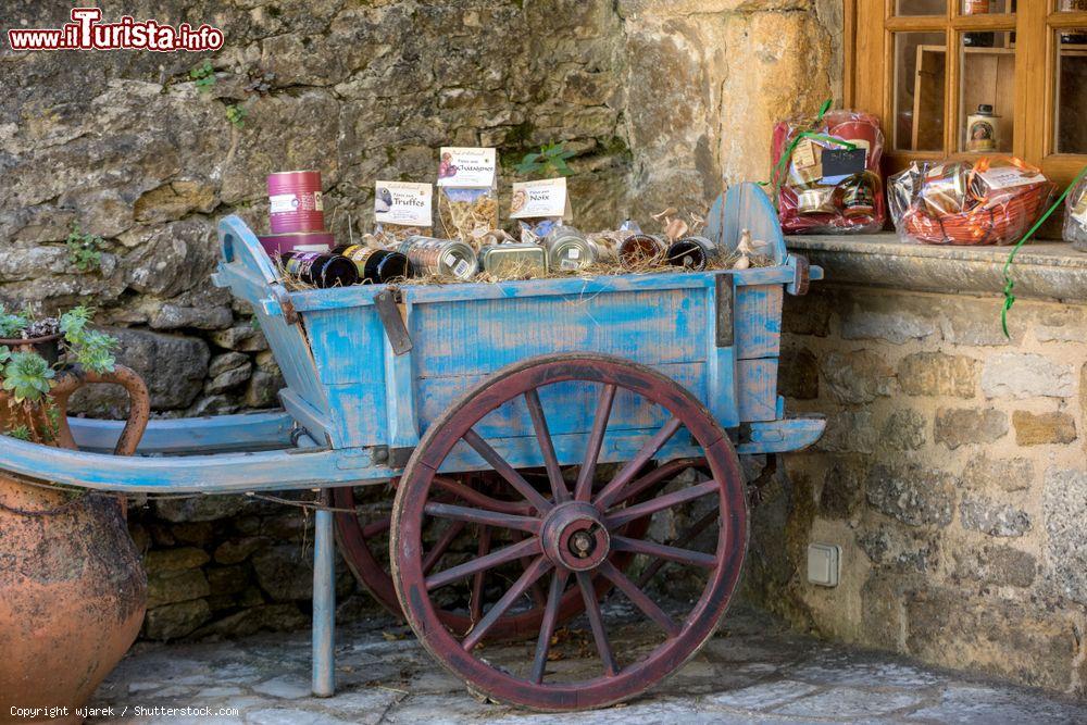 Immagine Un carretto in legno azzurro con prodotti locali in vendita a Beynac-et-Cazenac (Francia) - © wjarek / Shutterstock.com
