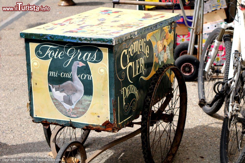 Immagine Un carretto vintage della Cremerie Clerc a Pezenas, Francia, per la vendita di paté di fois gras - © Gary Perkin / Shutterstock.com