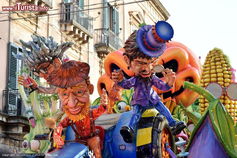 Immagine Un carro allegorico alla sfilata del Carnevale di Acireale in Sicilia - © solosergio / Shutterstock.com