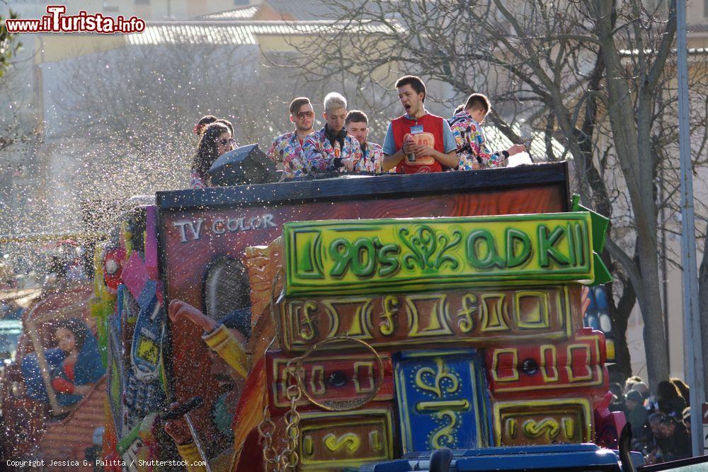 Immagine Un carro del carnevale sfila per le strade di Tempio Pausania in Sardegna. - © Jessica G. Palitta / Shutterstock.com