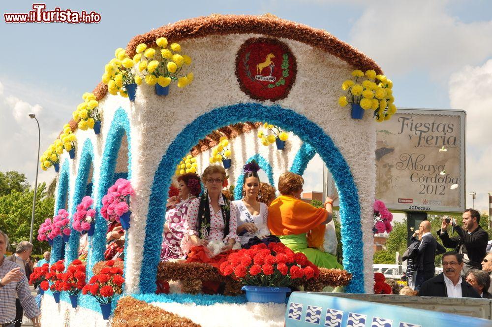 Immagine Un carro floreale alla Batalla de las Flores (Battaglia dei fiori), a Cordova - © lingling7788 / Shutterstock.com