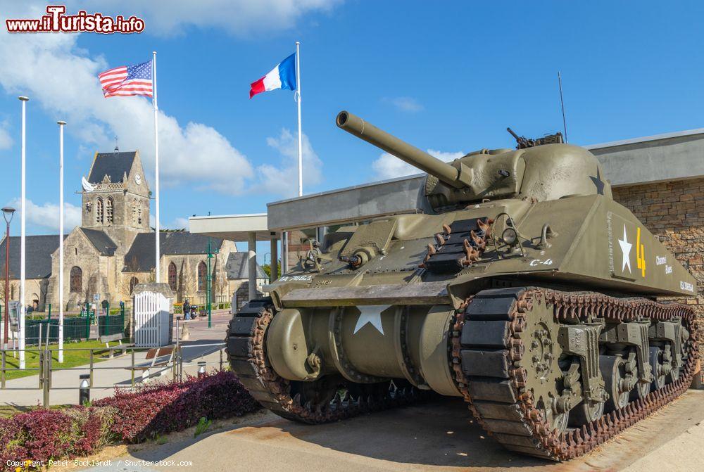 Immagine Un carroarmato M4 Sherman tankperesso  il museo Airborne con la chiesda di Sainte Mere Eglise sullo sfondo. Siamo in Normandia, Francia. - © Peter Bocklandt / Shutterstock.com