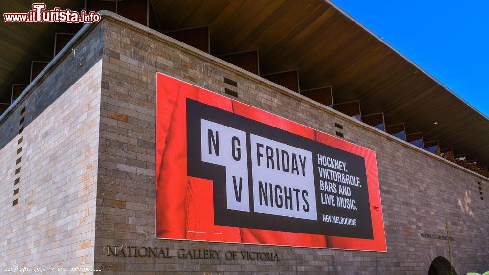 Immagine Un cartellone pubblicitario sulla facciata della National Gallery of Victoria a Melbourne, Australia - © jejim / Shutterstock.com