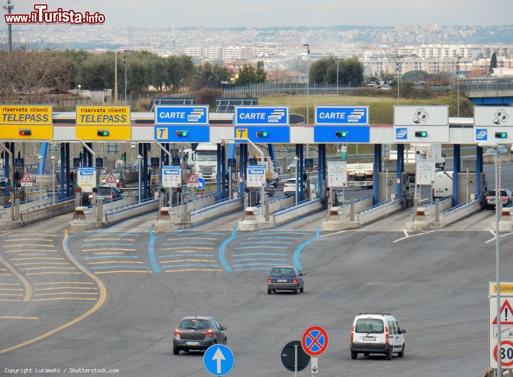 Immagine Un casello autostradale nei pressi di Roma, Lazio  - © Lucamato / Shutterstock.com