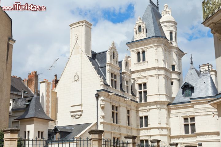 Immagine Un castello su Rue de l'Espine ad Angers, Francia. Questa città è inserita in un contesto eccezionale grazie a castelli e dimore signorili, gastronomia raffinata, vigneti rinomati e monumenti storici - © 210319681 / Shutterstock.com