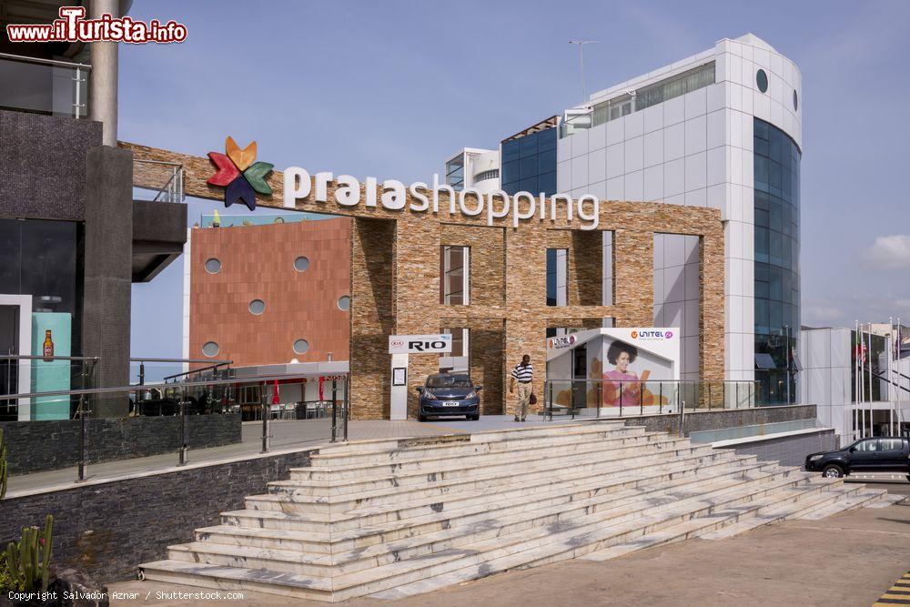 Immagine Un centro commerciale a Praia, capitale di Capo Verde. Dall'Indipendenza ottenuta nel 1975 la città è cresciuta molto, anche economicamente - © Salvador Aznar / Shutterstock.com