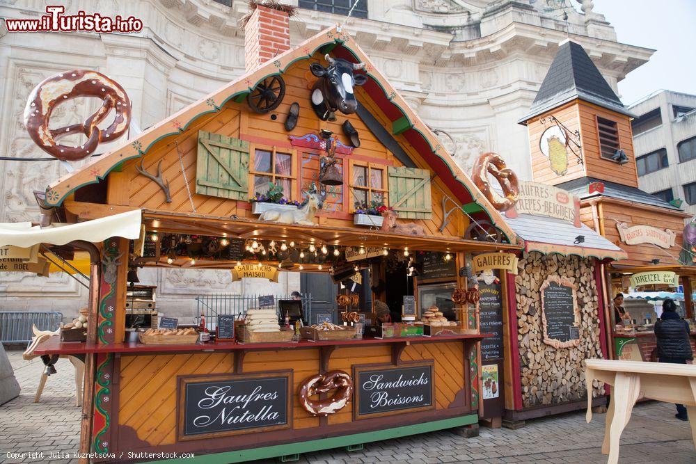 Immagine Un chiosco di dolci e panini al mercato di Natale nel centro di Nancy, Francia - © Julia Kuznetsova / Shutterstock.com