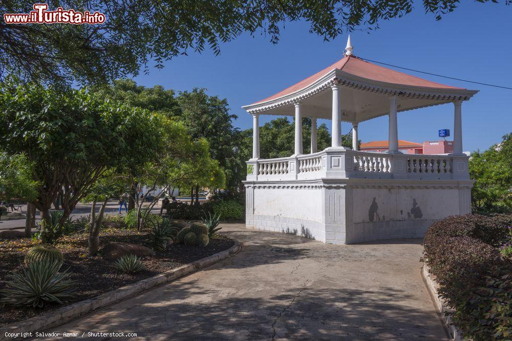 Immagine Un chiosco in Praça Alexandre Albuquerque nel Plateau di Praia. Siamo sull'isola di Santiago, a Capo Verde - © Salvador Aznar / Shutterstock.com