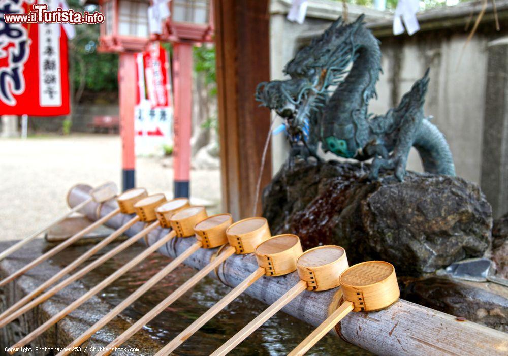 Immagine Un chozuya per le purificazioni rituali allo Sumiyoshi Taisha Shrine di Osaka, Giappone. E' un padiglione per le abluzioni nello shintoismo - © Photographer253 / Shutterstock.com