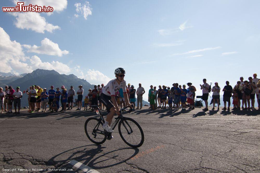 Immagine Un ciclista del Tour de France a La Rosiere: per la prima volta nella sua storia, nel 2018 il circuito del giro di Francia ha fatto tappa in questa località sciistica - © Fabrizio Malisan / Shutterstock.com