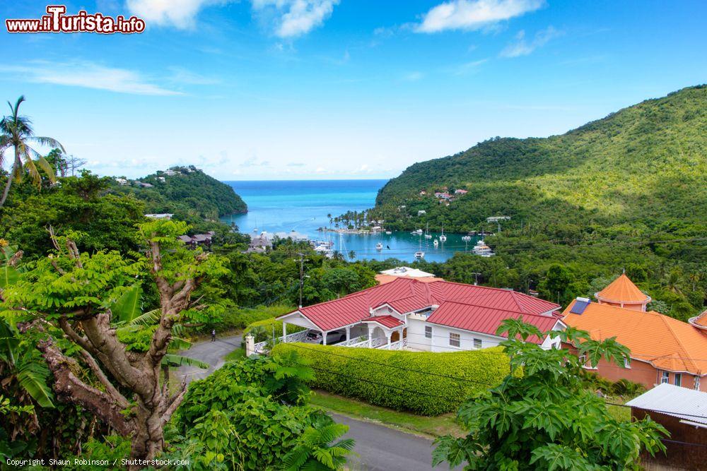 Immagine Un colorato villaggio di pescatori a Marigot Bay, isola di Saint Lucia (Caraibi) - © Shaun Robinson / Shutterstock.com
