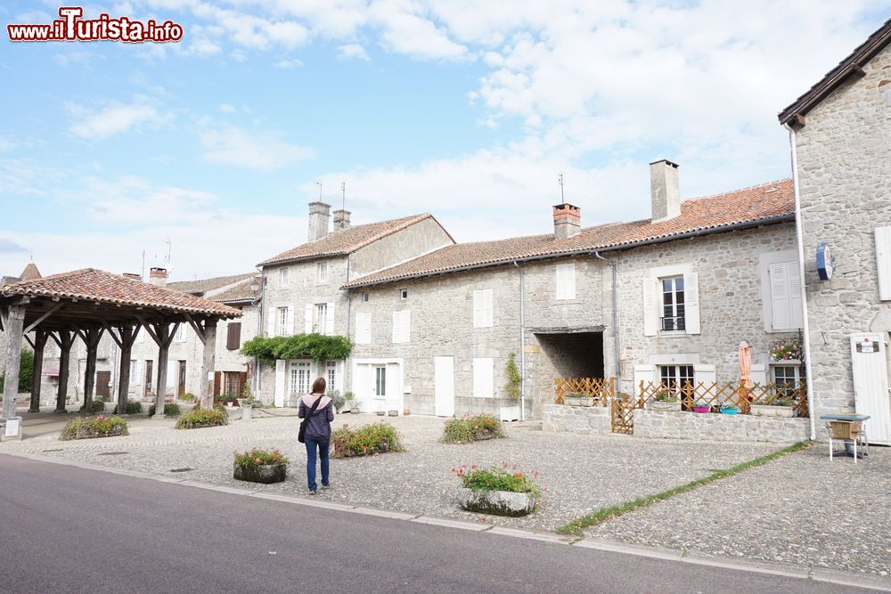 Immagine Un complesso in pietra nel centro storico di Limoges, Francia.