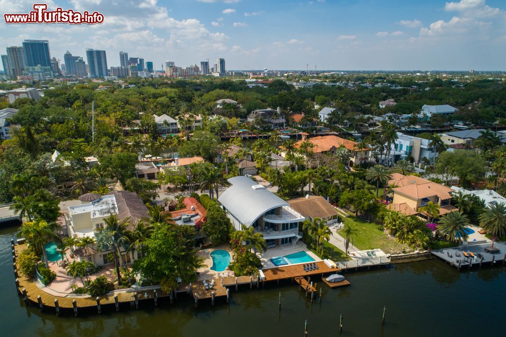 Immagine Un complesso residenziale lussuoso visto dall'aereo a Fort Lauderdale, Florida.