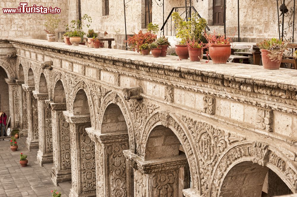 Immagine Un cortile decorato nella città di Arequipa, Perù. Colonne e capitelli finemente ornati impreziosiscono il cortile di una casa peruviana.