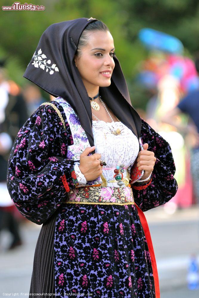 Immagine Un costume tradizionale sardo alla Festa del Redentore di Nuoro in Sardegna - © Francescomoufotografo / Shutterstock.com