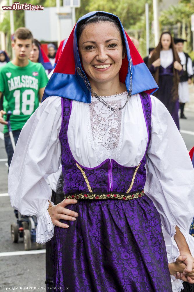 Immagine Un costume tradizionale sardo, tipico della città di Seui - © GIANFRI58 / Shutterstock.com