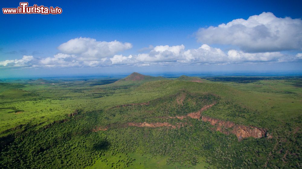 Immagine Un cratere a forma di cuore nella regione di Marsabit, Kenya. Il paesaggio di questo territorio è molto diverso dal resto del Kenya per la presenza di coni vulcanici che nascono da terreni piatti.