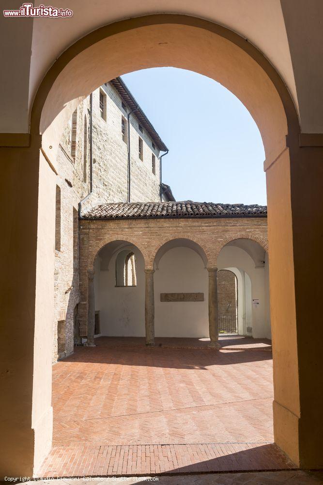 Immagine Un dettaglio architettonico del centro di Camerino (Marche)