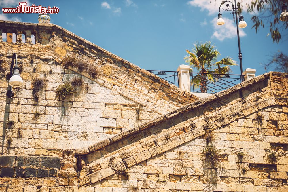 Immagine Un dettaglio architettonico delle mura sul lungomare di Sciacca, Sicilia.