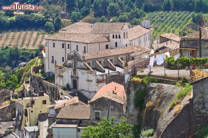 Immagine Un dettaglio dei palazzi del centro del borgo di Tursi, Basilicata. Questa bella località collinare a pochi chilometri dal mare si estende su un vasto territorio di oltre 16 mila ettari.