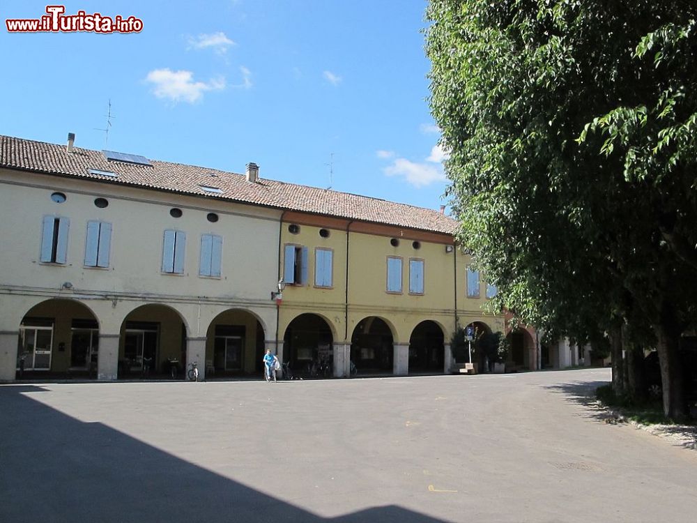 Immagine Un dettaglio dei portici in centro a Nonantola in provincia di Modena in Emilia-Romagna - © pietro scerrato, CC BY 3.0, Wikipedia