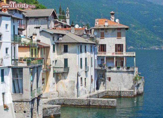 Immagine Un dettaglio del borgo di Brienno con le case e i palazzi a sbalzo sul Lago di Como