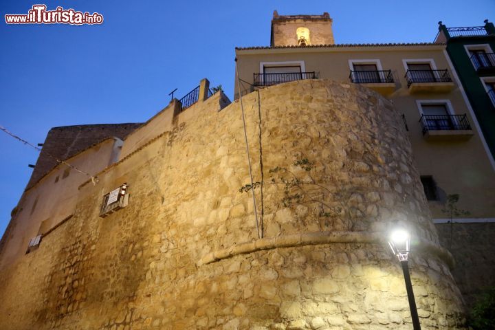 Immagine Un dettaglio dell'architettura del villaggio di La Vila Joiosa, Spagna. Le mura fortificate fotografate di notte fra le strette viuzze di questa località della provincia di Alicante.  - © Ana del Castillo / Shutterstock.com