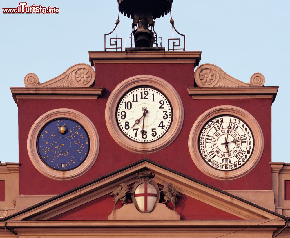 Immagine Un dettaglio della facciata del Palazzo Comunale di Alessandria, Piemonte. Noto come palazzo rosso dal colore della facciata, si presenta con un particolare orologio a tre quadranti.