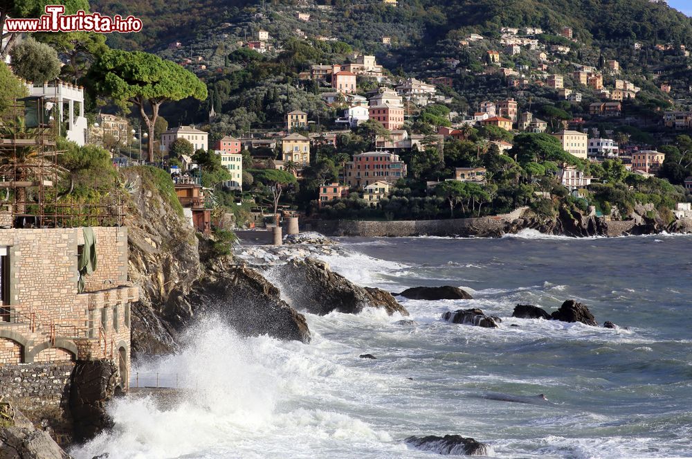 Immagine Un dettaglio della passeggiata di Recco con il mare in tempesta, Genova, Liguria. Il Comune si trova in una piccola insenatura del Golfo Paradiso.