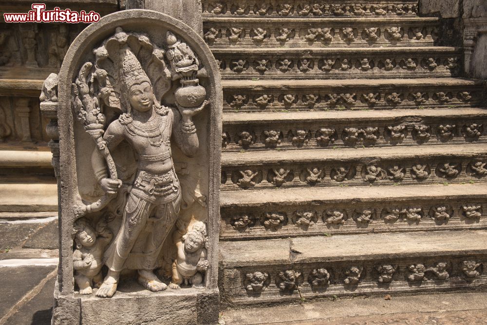 Immagine Un dettaglio della Stupa House a Polonnaruwa, Sri Lanka. Si ritiene che quest'antica costruzione risalga al regno di Parakramabahu e che sia stata edificata per ospitare come reliquia un dente del Buddha. E' Patrimonio dell'Umanità dell'Unesco.