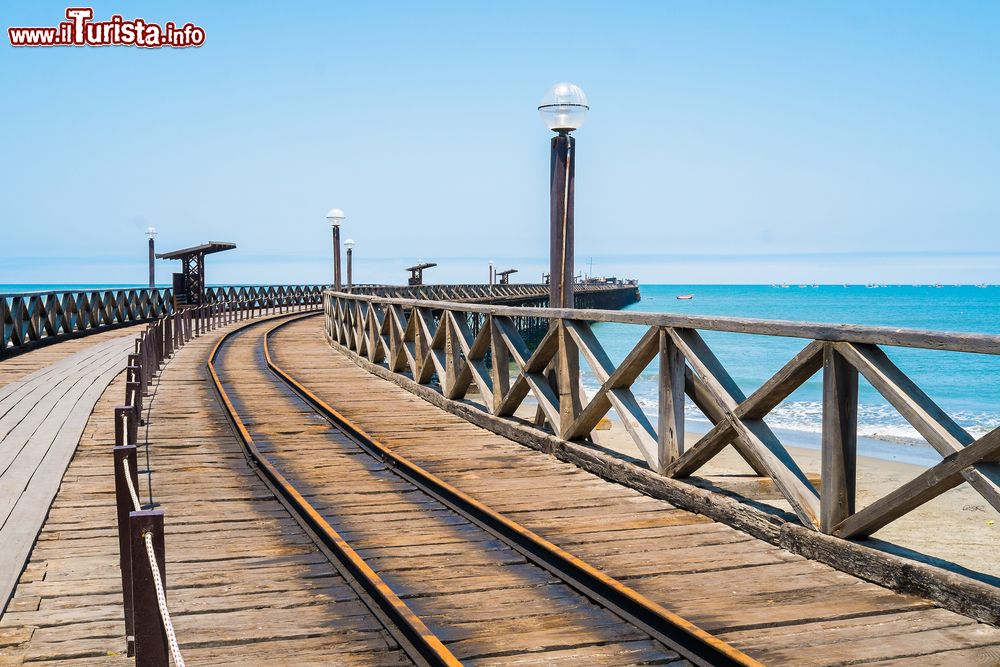 Immagine Un dettaglio dell'antico molo in legno a Pimentel, Chiclayo, Perù.