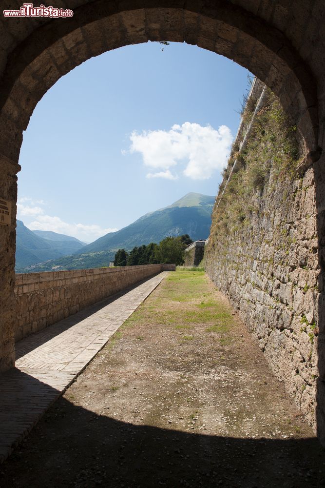 Immagine Un dettaglio delle mura di Civitella del Tronto in Abruzzo, provincia di Teramo.