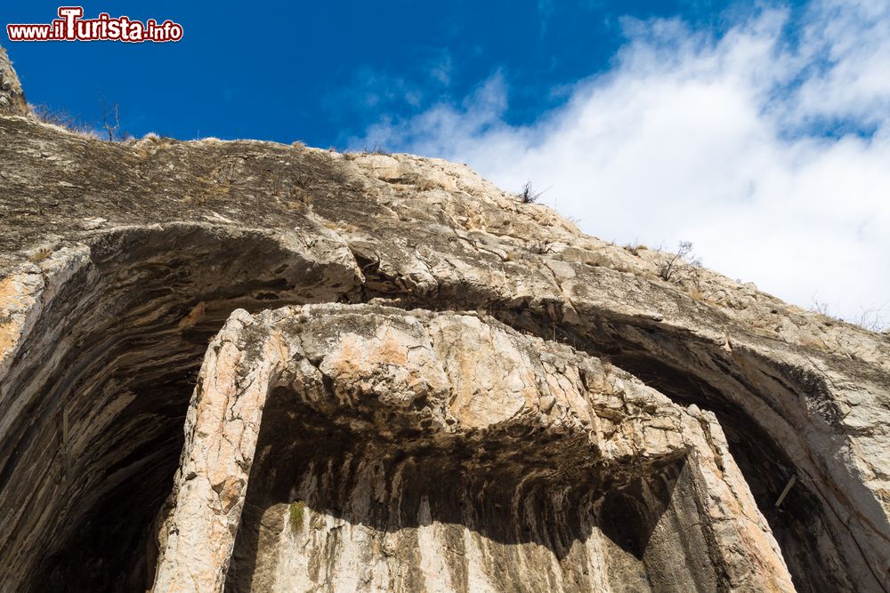Immagine Un dettaglio delle Tombe dei Re del Ponto a Amasya, Turchia. Queste sepolture, scavate in profondità nella roccia calcarea a partire dal IV° secolo a.C., furono utilizzate per il culto dei sovrani. Ve ne sono circa 20 tutte ben visibili dalla riva sud del fiume.