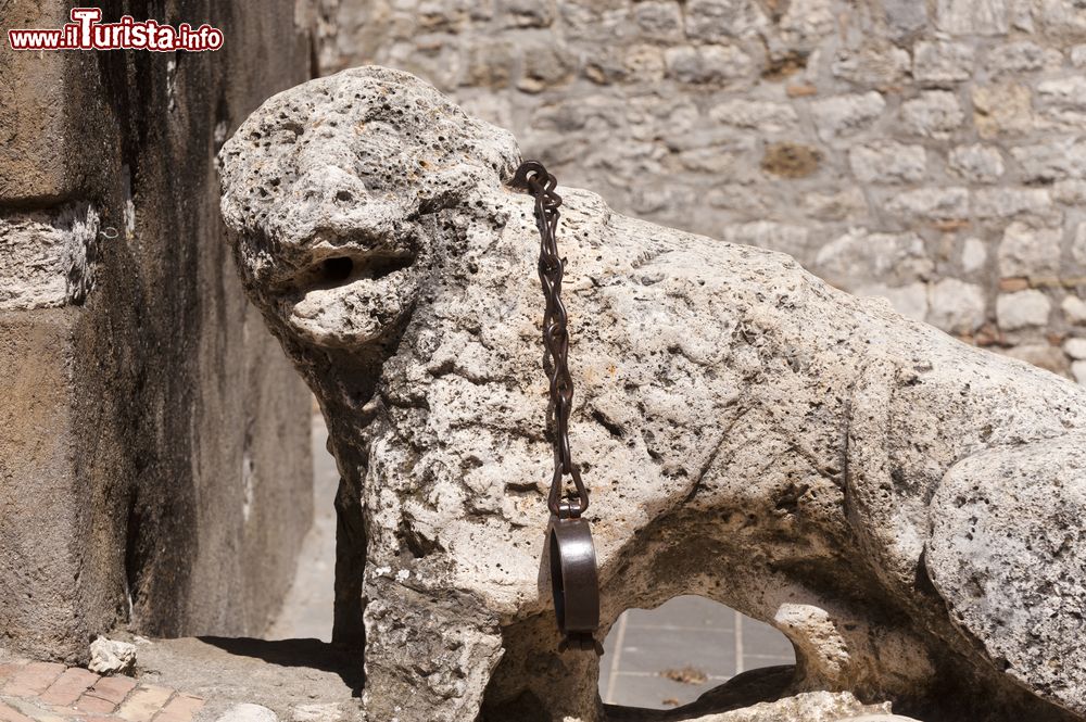 Immagine Un dettaglio di una statua nella Rocca di Alviano in Umbria