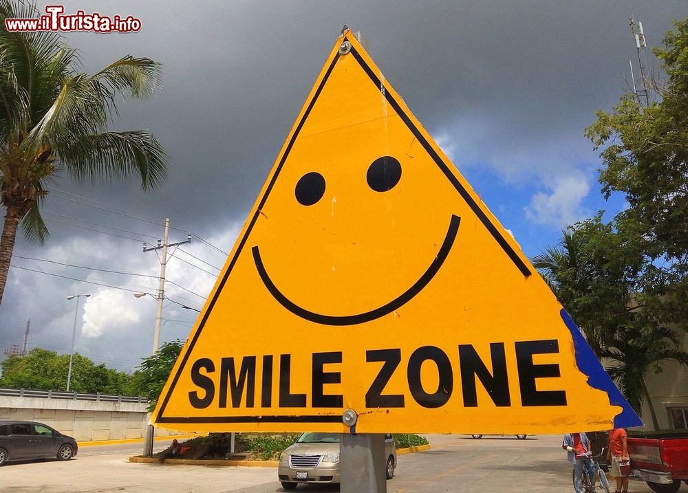 Immagine Un divertente segnale giallo di "Smile Zone" a Puerto Aventuras, Riviera Maya, Messico.
