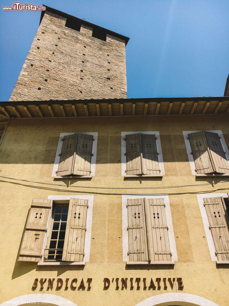 Immagine Un edificio affacciato in una stradina del centro storico di Cluny (Francia) in estate - © fotoliza / Shutterstock.com