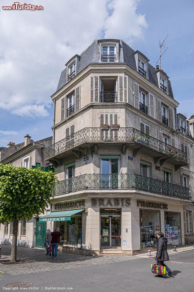 Immagine Un edificio all'angolo di una strada nella vecchia città di Fontainebleau, Francia - © Kiev.Victor / Shutterstock.com