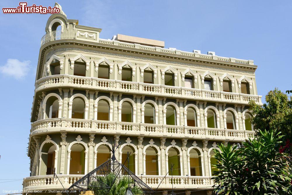 Immagine Un edificio coloniale nel centro di Santiago de Cuba, la seconda città del paese - © Stefano Ember / Shutterstock.com