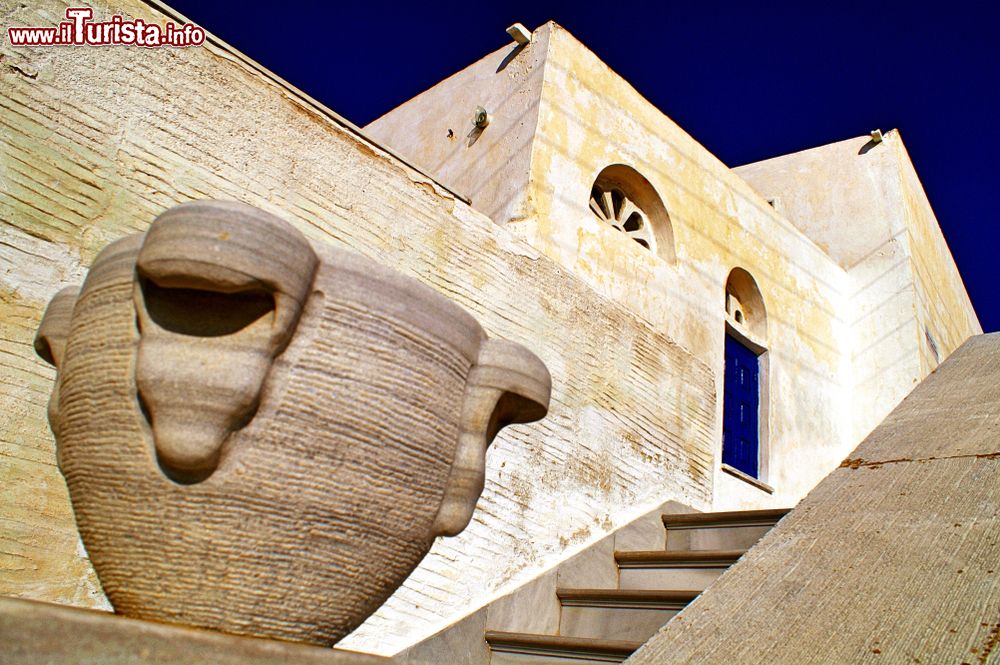Immagine Un edificio con elementi in marmo nel villaggio di Isternia, isola di Tino, Grecia.
