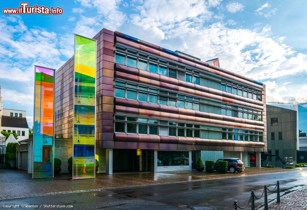 Immagine Un edificio dall'architettura moderna nella città di Vaduz, Liechtenstein. - © trabantos / Shutterstock.com