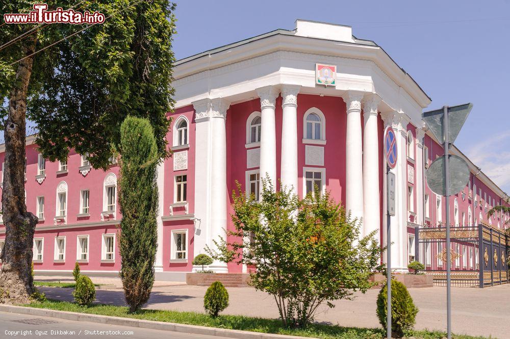 Immagine Un edificio di impronta sovietica nel centro di Dushanbe, Tagikistan - © Oguz Dikbakan / Shutterstock.com