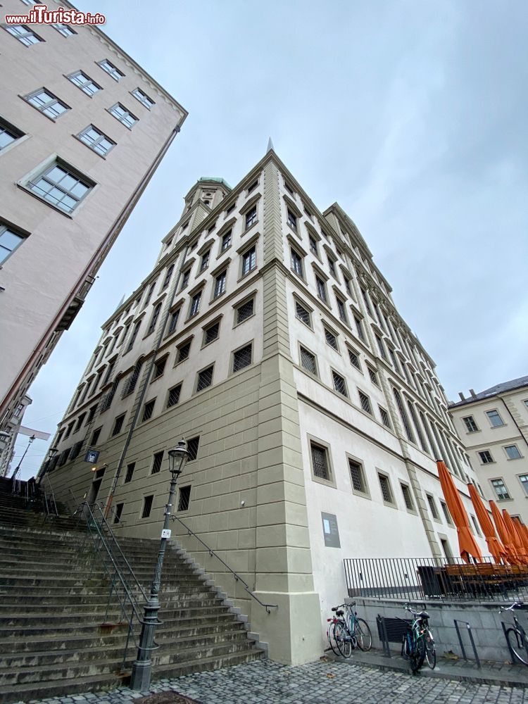 Immagine Un edificio e una scalinata visti dal basso nel centro storico di Augusta, Germania. 