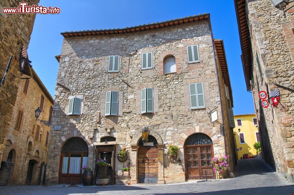 Immagine Un edificio in pietra nel centro storico di San Gemini, Umbria, Italia.