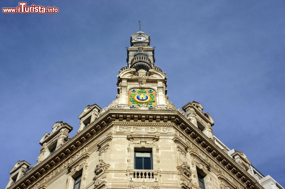 Immagine Un edificio in stile Art Nouveau con torre dell'orologio a Tolone, Francia.
