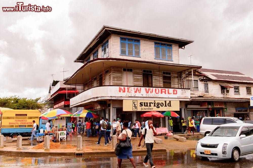 Immagine Un edificio in Waterkant Street nel centro storico di Paramaribo, Suriname - © Anton_Ivanov / Shutterstock.com