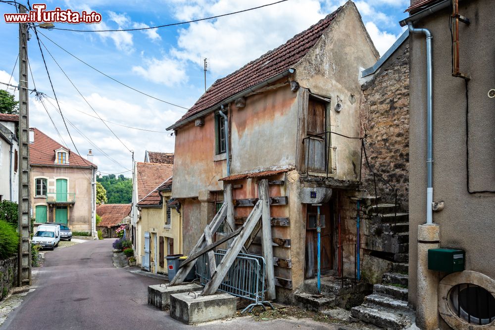 Immagine Un edificio medievale in rovina nella città di Montbard, Borgogna (Francia). Siamo in una piccola collina nella valle Brenne.