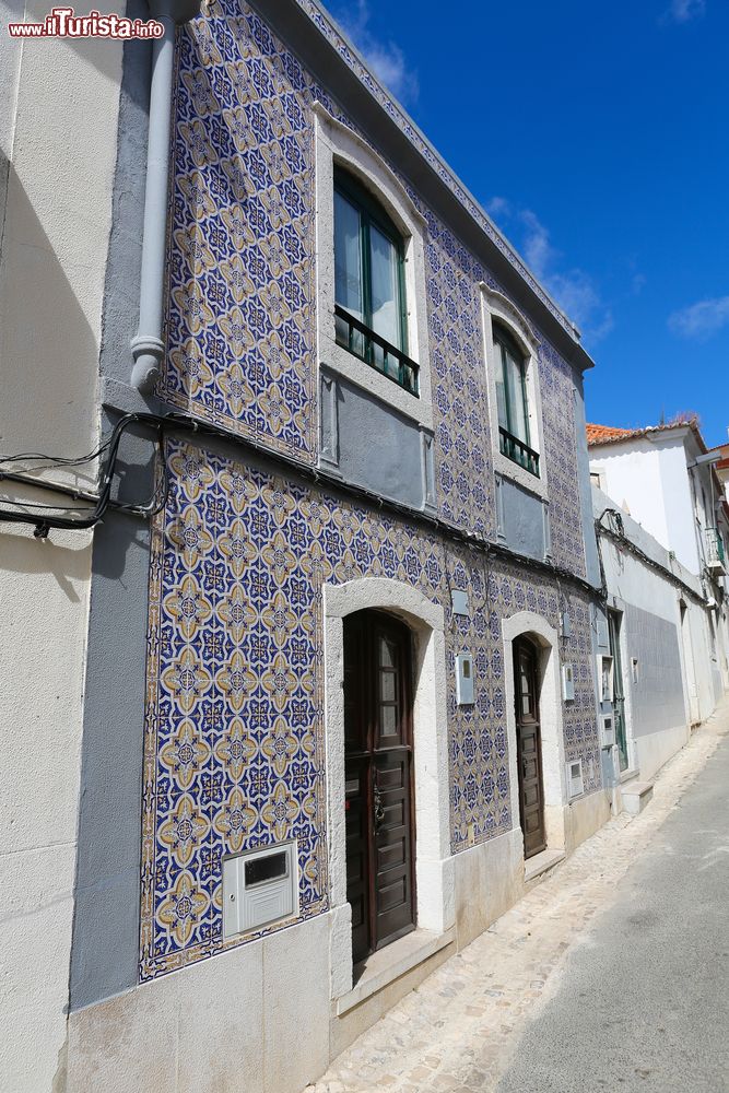 Immagine Un edificio nel centro di Sesimbra ricoperto dalle tipiche piastrelle portoghesi, gli azulejos.