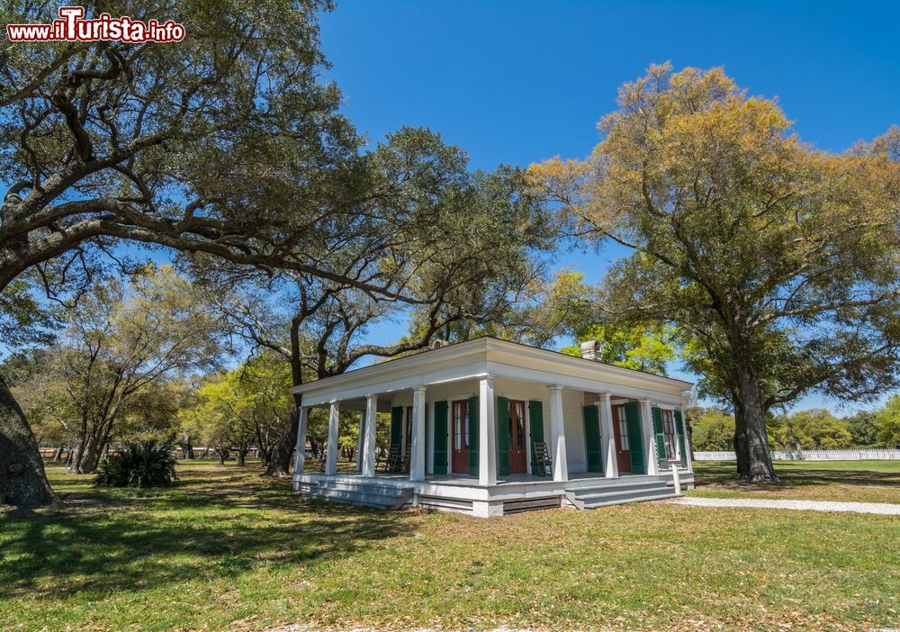 Immagine Un edificio postbellico circondato da querce a Beauvoir nei pressi di Biloxi, Mississipi, Stati Uniti.